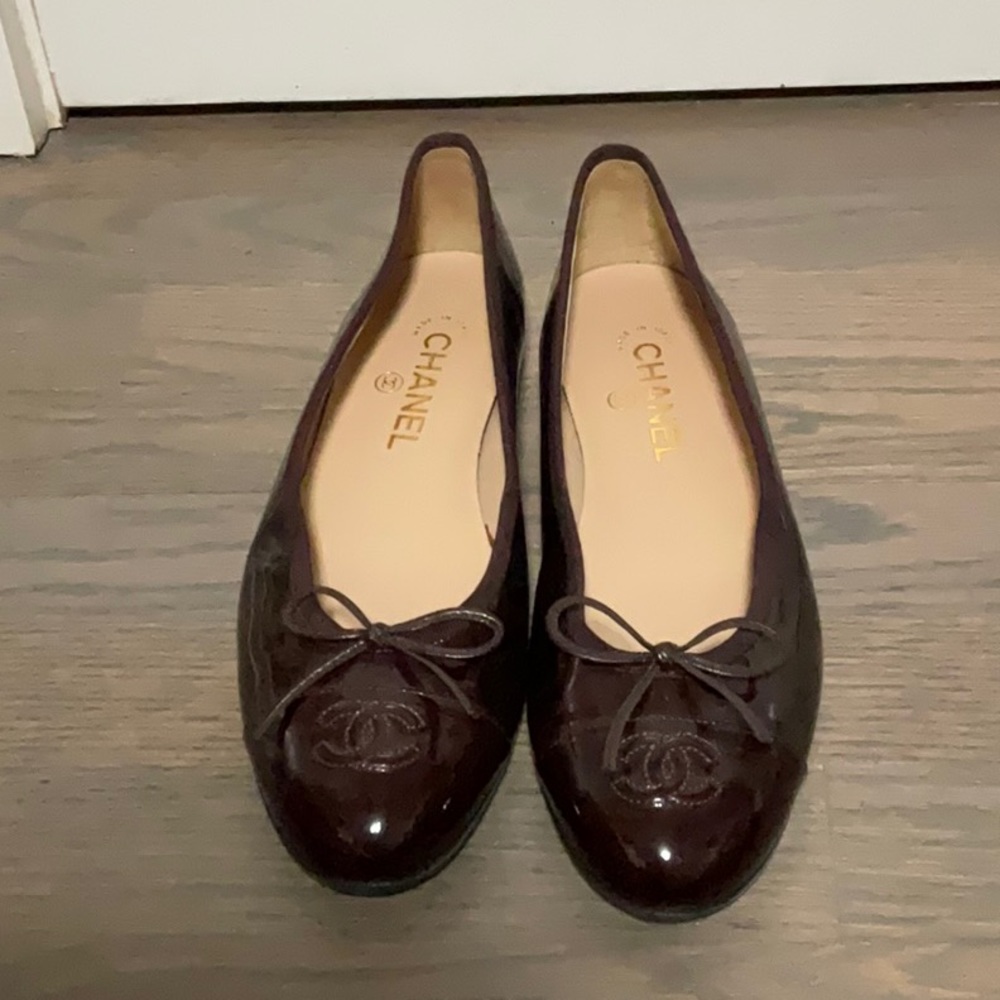 Chanel women’s burgundy bow tie patent leather ballet flats